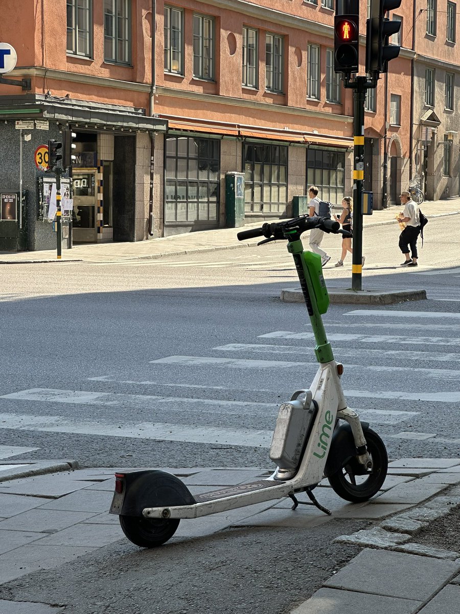 BuyerFlyer's tweet image. 10 m till närmaste cykelställ, inget man behöver bry sig om med @limebike 👎
#notsustainable