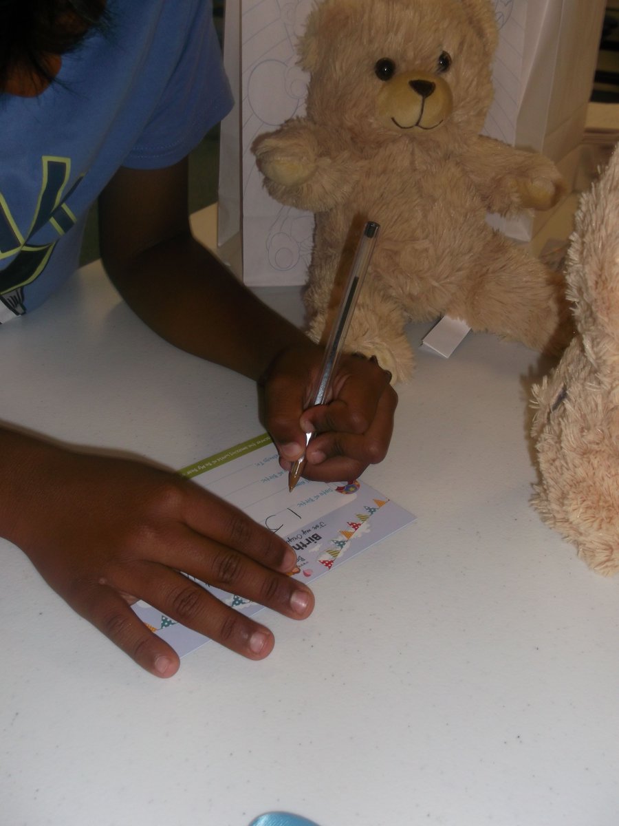 HMPFeatherstone's tweet image. Prison visits play a pivotal role in strengthening family ties, which helps to reduce reoffending. That's why we ensure visits provide activities that encourage bonding such as our recent themed teddy bears visit which allowed dads & their children to create crafts. @prisonadvice