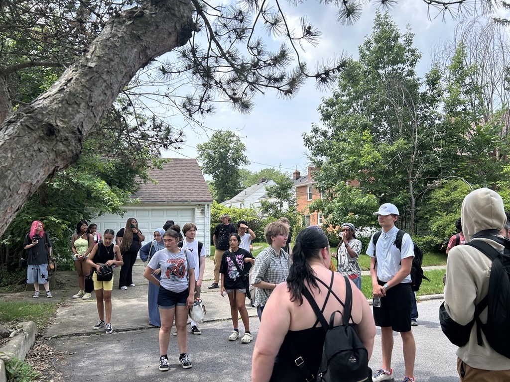 housingcenter's tweet image. Last month, two of our team members co-facilitated a community based seminar with a group of Mandel Youth Humanities Academy students. The group toured the Lee-Harvard & Shaker Heights neighborhoods, examining the legacy of redlining in NE Ohio, as well as current housing trends.