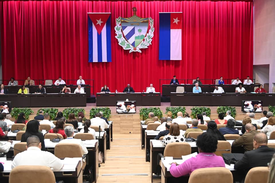 🇨🇺 Desde la <a href="/AsambleaCuba/">Asamblea Nacional Cuba</a>, hoy alzamos nuestra voz para rechazar contundentemente el memorando estadounidense del 30 de junio. El recrudecimiento del bloqueo es una flagrante violación del Derecho Internacional y de nuestro sagrado derecho a la autodeterminación.
#CubaEstáFirme
