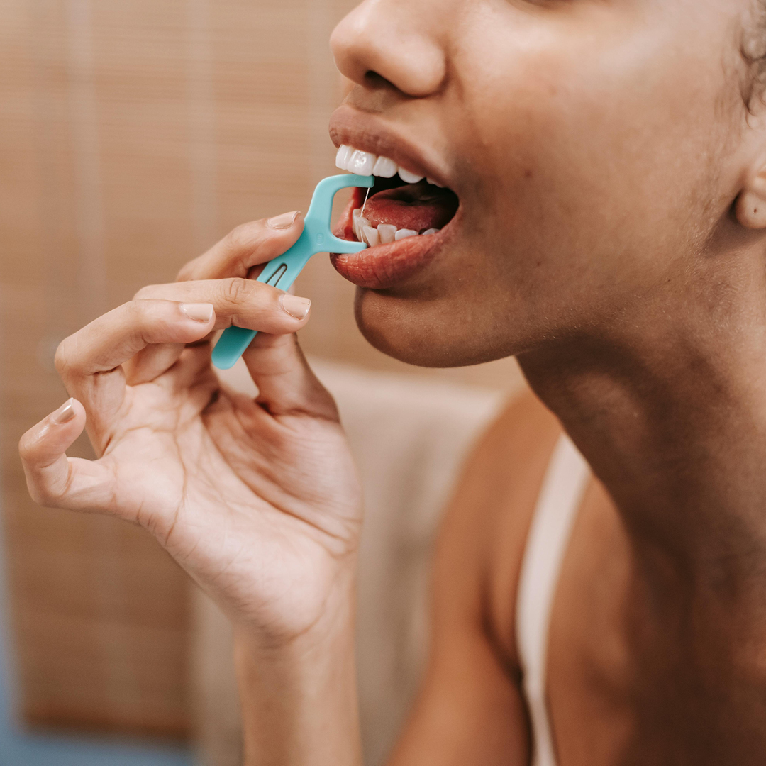 UNLHealthCenter's tweet image. Flossing isn’t one-size-fits-all. Learn about water flossers and finding the right floss for your smile in this article >>> health.unl.edu/news/whats-wat…