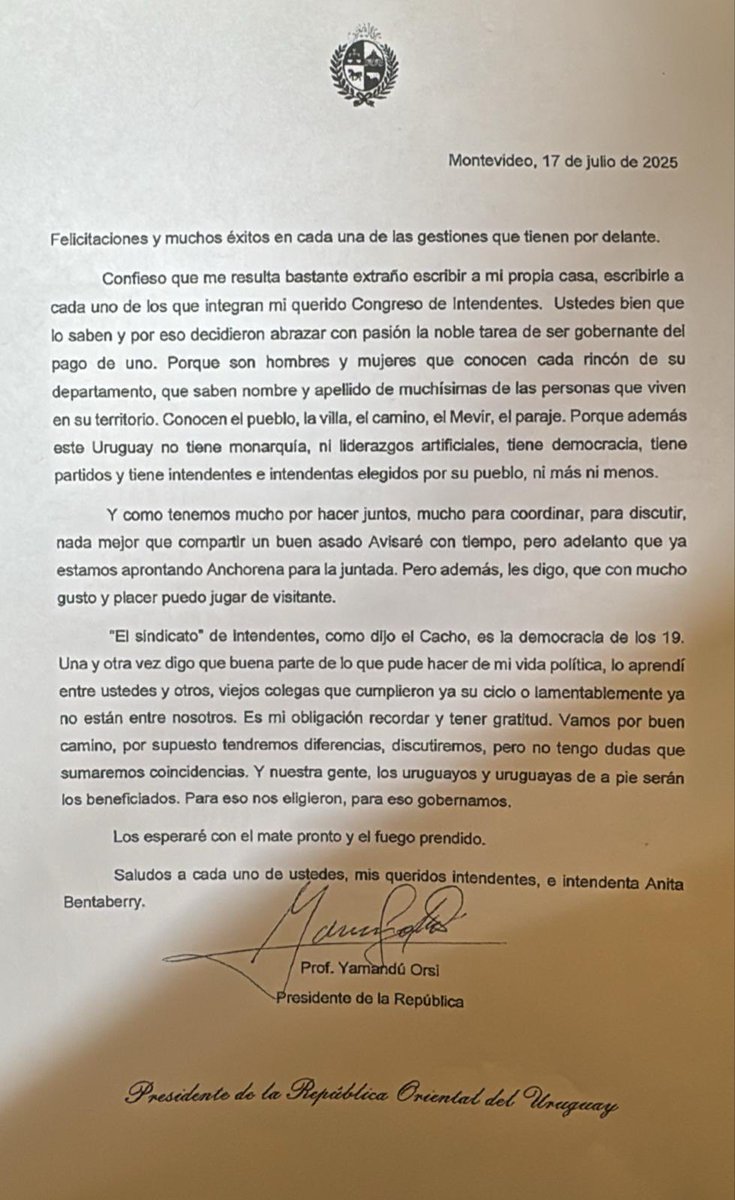 #ahora📍Se desarrolla el Congreso de Intendentes con la participación de <a href="/PajaroEnciso/">Carlos Enciso Christiansen</a>.
En la instancia, el presidente de la República, <a href="/OrsiYamandu/">Yamandú Orsi</a> fue recibido por los jefes departamentales y entregó una emotiva carta a sus excompañeros.