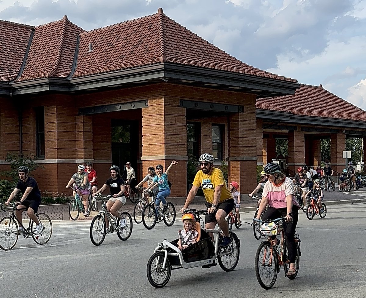 Ride Riverside is pushing pedaling in the historic suburb, and calling on the village to implement a Vision Zero plan eliminate crash deaths.
chi.streetsblog.org/2025/07/17/rid…