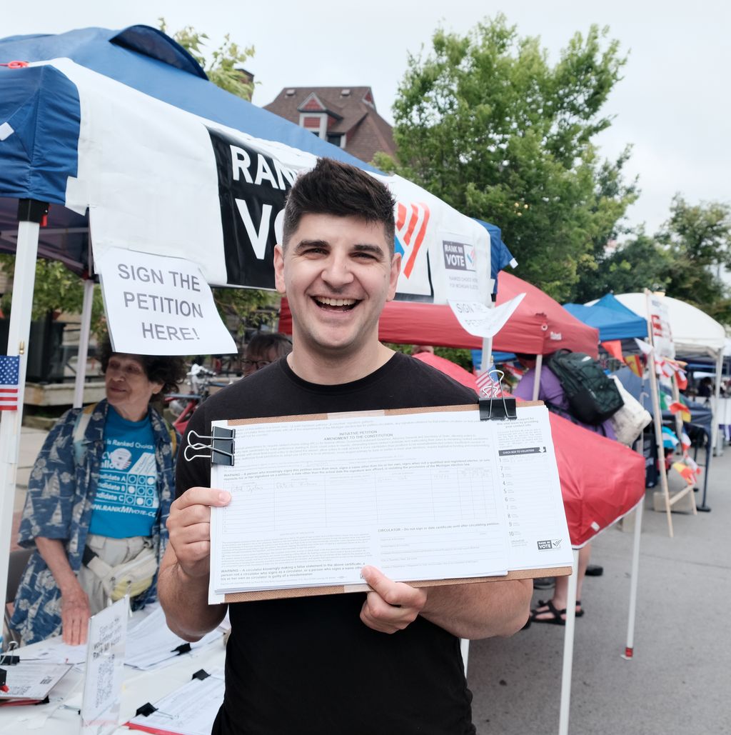RankMIVote's tweet image. 🖊️ History made in Ann Arbor!
At the Ann Arbor Art Fair, our Executive Director Pat Zabawa proudly signed one of the first official Rank MI Vote petitions to bring Ranked Choice Voting to Michigan!
It’s the moment we’ve all been working toward — and this is just the beginning.…