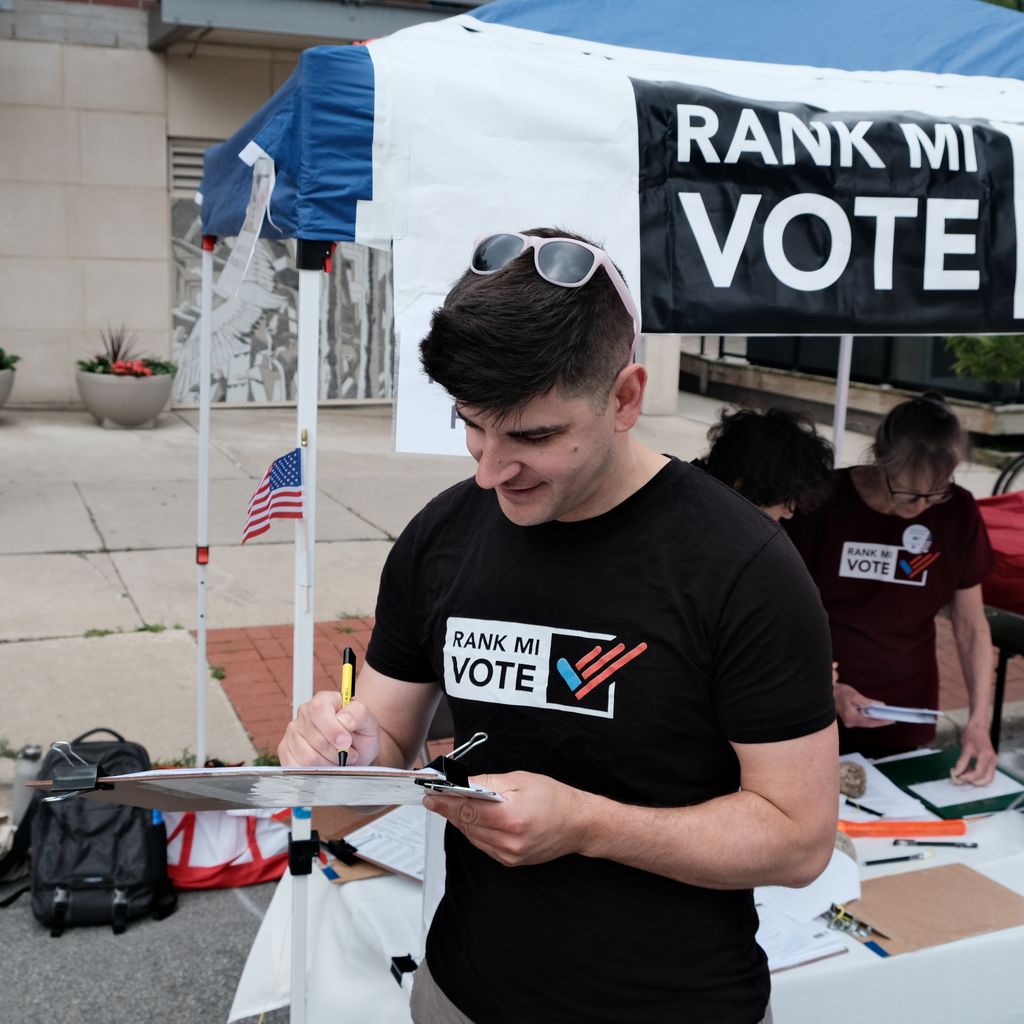 RankMIVote's tweet image. 🖊️ History made in Ann Arbor!
At the Ann Arbor Art Fair, our Executive Director Pat Zabawa proudly signed one of the first official Rank MI Vote petitions to bring Ranked Choice Voting to Michigan!
It’s the moment we’ve all been working toward — and this is just the beginning.…