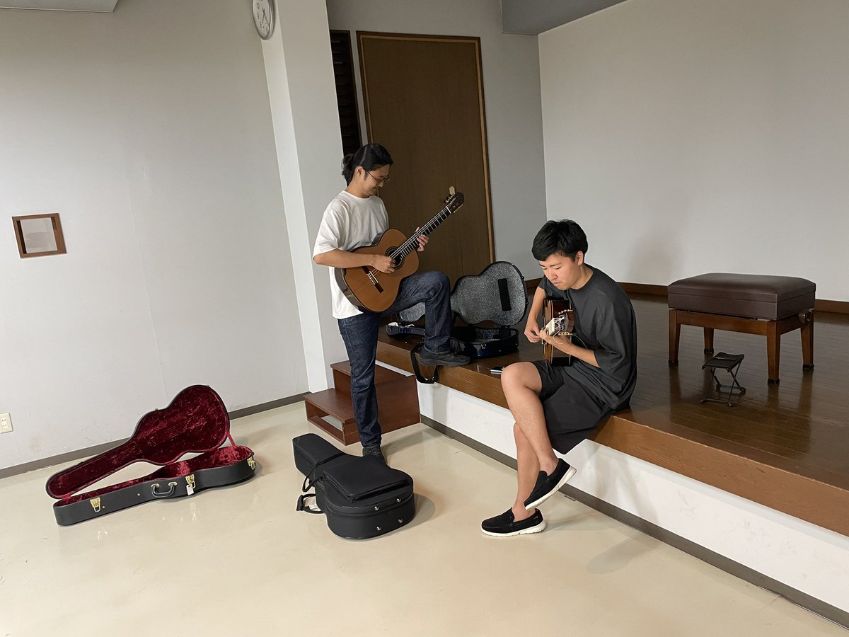 今日リハーサル後は要町へ

20日佐藤弘和作品の本番こちらは君島さんの楽器を借りて演奏させていただきます！二人にも来てもらい色々音を聞いてもらったりしました！

君島さんの楽器素晴らしいです！

<a href="/cheguitarra6666/">チェ・ギターラ / Che Guitarra</a> 
<a href="/yukisaitoguitar/">斎藤優貴</a> 
<a href="/kyota_g/">井本響太</a>