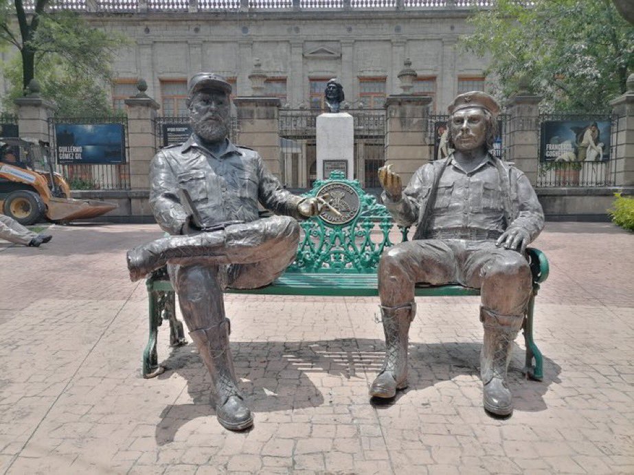 EVilluendasC's tweet photo. Un sencillo monumento en un barrio de Ciudad México recuerda que allí se encontraron por 1ra vez #Fidel y el Che. La alcaldesa derechista local lo mandó a retirar. ¿Creerá que con eso se borran su legado y sus ideas, o se troncha la hermandad entre #Cuba y #México? ¡Jamás! https://t.co/fG0EnCVDBO