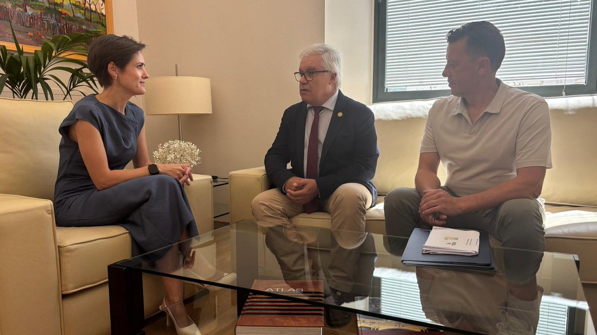 🔴 La presidenta Raquel del Puerto se ha reunido hoy en su despacho con el rector de la Universidad de Extremadura <a href="/infouex/">UEx</a>, Pedro María Fernández Salguero, y con el director general de la Fundación Universidad Sociedad de la UEx <a href="/FUEx_fundacion/">FUEx (Fundación Universidad-Sociedad de la UEx)</a>, Javier Díaz.