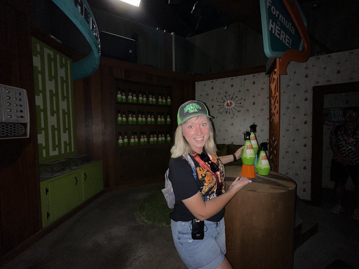 wait so Buzzcon... is it.... a Bzzzcon prequel??? 🕷️ 🧪

So now we've got masquerade vampires, mutant flappers, spooky fairytale cat ladies, and a gothic conservatory so far!! Scare zones this year are bringing it!!!  

#HHN34