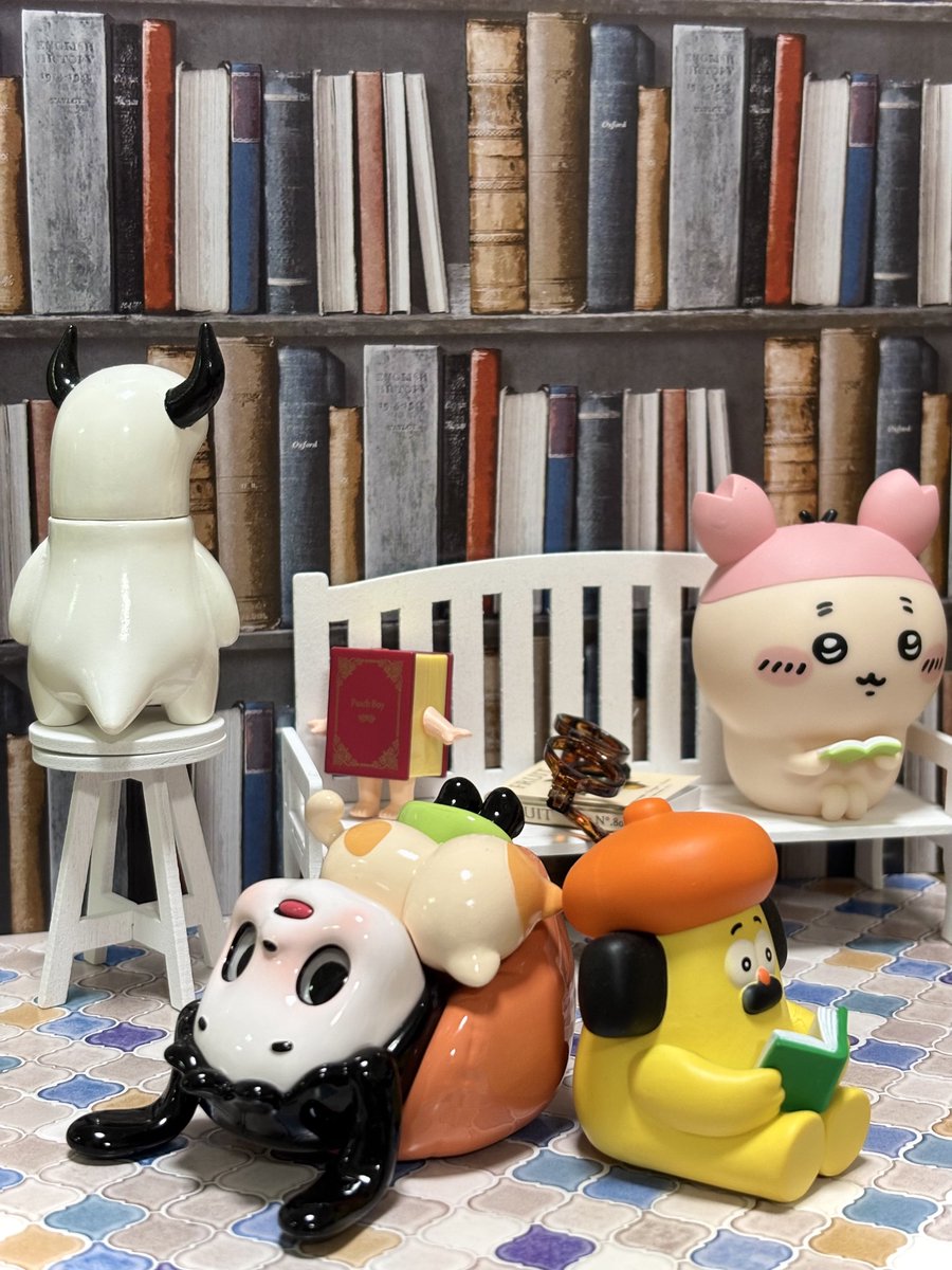 nao_creampuff's tweet image. 「はぁ〜今日も疲れたね〜」
「昨日の続き読もうかな」
#OIPIPPI
#おひげのポン
#上の空怪獣ボー
#古本屋 ちゃん
#ソフビ
#フィギュア