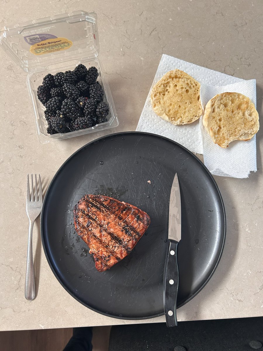 Tremendous meal

Tuna steak
English muffin with honey
Blackberries