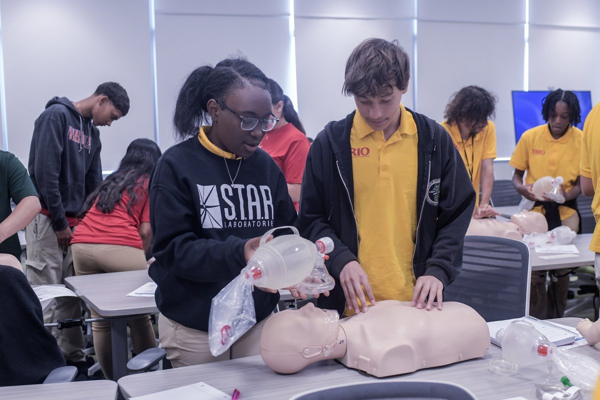 USFHealthMed's tweet image. Influencing the future of our health care workforce! Students from the @USouthFlorida Upward Bound Program spent some time with us exploring how we train our #futuredoctors and what it takes to pursue a career in medicine. @USFHealth