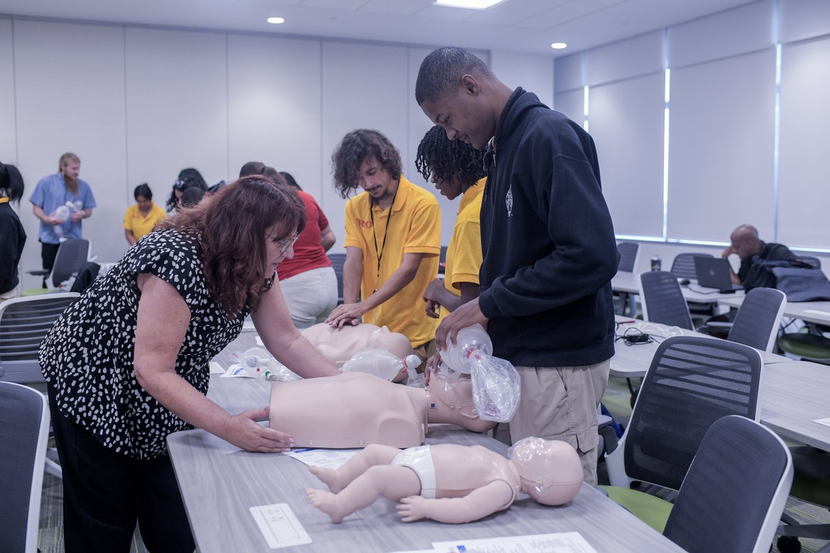 USFHealthMed's tweet image. Influencing the future of our health care workforce! Students from the @USouthFlorida Upward Bound Program spent some time with us exploring how we train our #futuredoctors and what it takes to pursue a career in medicine. @USFHealth
