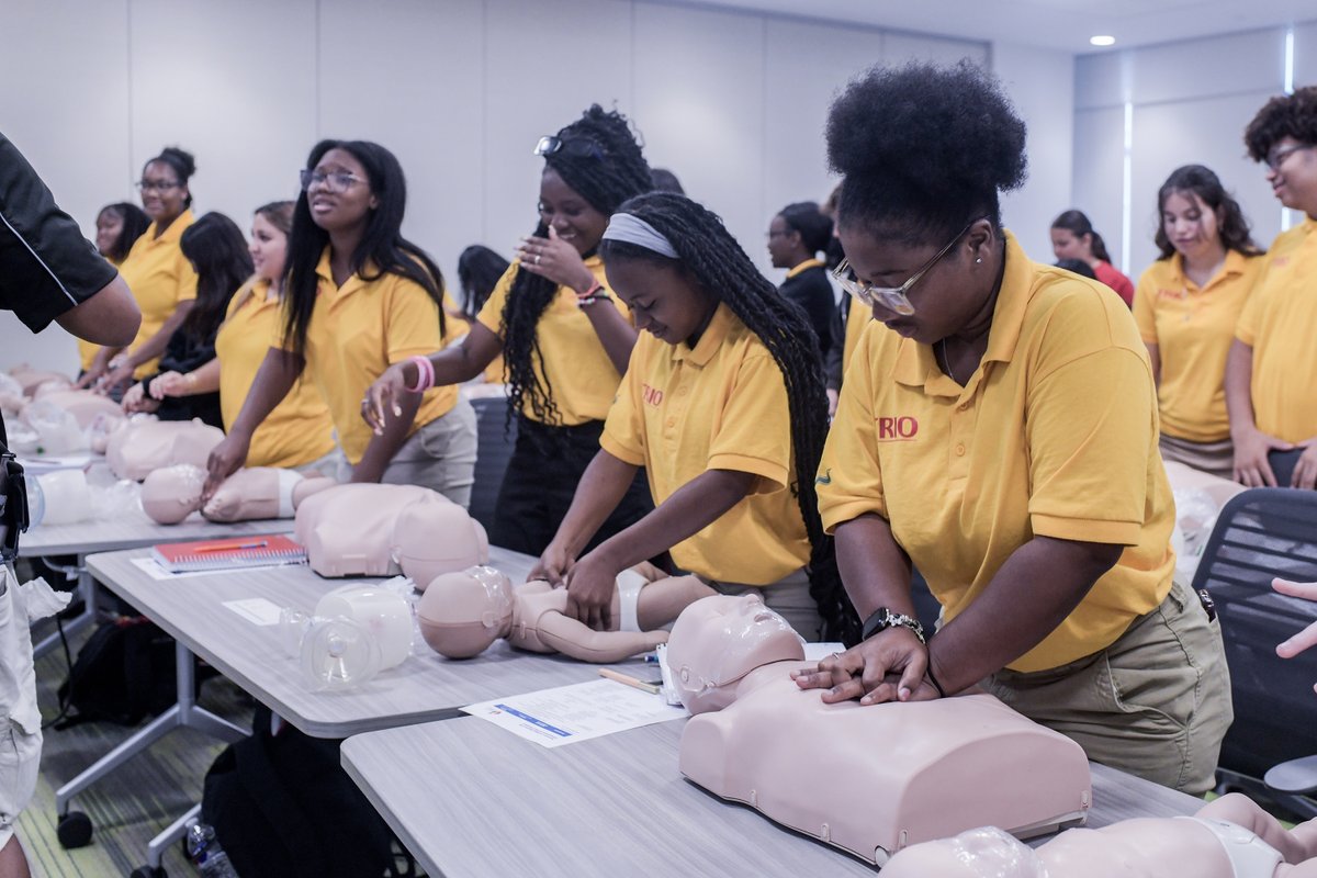 USFHealthMed's tweet image. Influencing the future of our health care workforce! Students from the @USouthFlorida Upward Bound Program spent some time with us exploring how we train our #futuredoctors and what it takes to pursue a career in medicine. @USFHealth