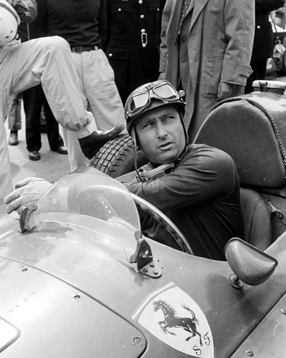 Se cumplen 30 años sin el enorme Chueco de Balcarce. Idolazo espectacular, pelotas de acero. Manejaba ataúdes con ruedas, ídolo de Senna.

Juan Manuel Fangio.