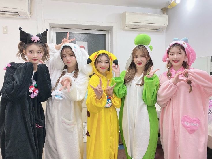 [💖] Hoje a partir do 12h é aniversário de debut do Saturday, sendo assim preparem seus posts de comemoração para demonstrar amor e carinho para as meninas

#Saturday7thAnniversary #SATURDAY #세러데이 <a href="/saturday718/">SATURDAY(세러데이)</a>