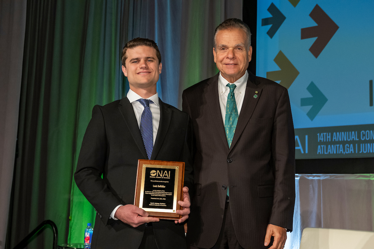 AcadofInventors's tweet image. At #NAI2025, it was our privilege to present Louis DeRidder, Medical Engineering & Medical Physics PhD Candidate at #NAIMemberInstitutions @MIT and @Harvard, the Dr. Barry Bercu Biomedical University Inventor Prize for his invention, CLAUDIA. CLAUDIA is a new closed-loop drug…