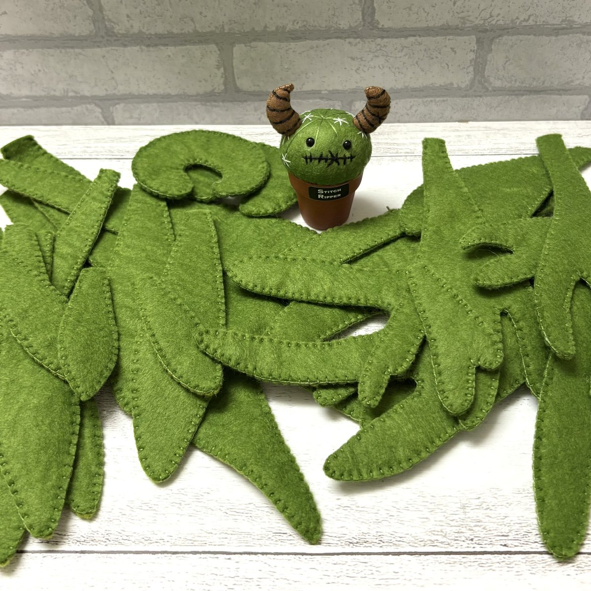 StitchripperD's tweet image. 🌵ビカクシダを作っています🫎裁断して2枚重ねてブランケットステッチでひたすら縫い合わせたら、次はワイヤーを入れる為の葉脈をミシンで縫っていくのですが…
ブランケットステッチの作業が続いて少し飽きたので脱線してみたら可愛い子が出来上がりました
角あり😈😈サボテン