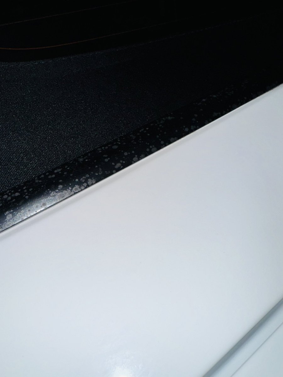 モール際に溜まった汚れがビューティフルカーズさんのミネラルリムーバーとオイルステインリムーバーできれいに落ちました。