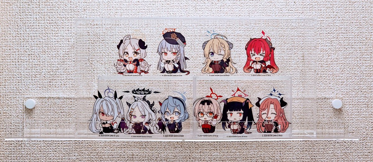天雨アコ(ブルアカ) ,黒舘ハルナ(ブルアカ) ,銀鏡イオリ(ブルアカ) ,ジュンコ(ブルアカ) 「ヲタクなら一度は透明なケースを壁に浮かせてディスプレイしてえよなあとか思いますよ」|らりって、おしまい。のイラスト
