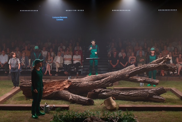 Wenn Musiker in grünen Latzhosen und Gartenschuhen nicht nur Geige, Harfe, Flöte oder Percussion spielen, sondern auch zur Gießkanne greifen; wenn Shooting-Star #ElenaTarrats einen gefällten Baum verbindet, Tomaten auf Rindenmulch ordnet und in zumeist fein gesponnenen Vokalisen
