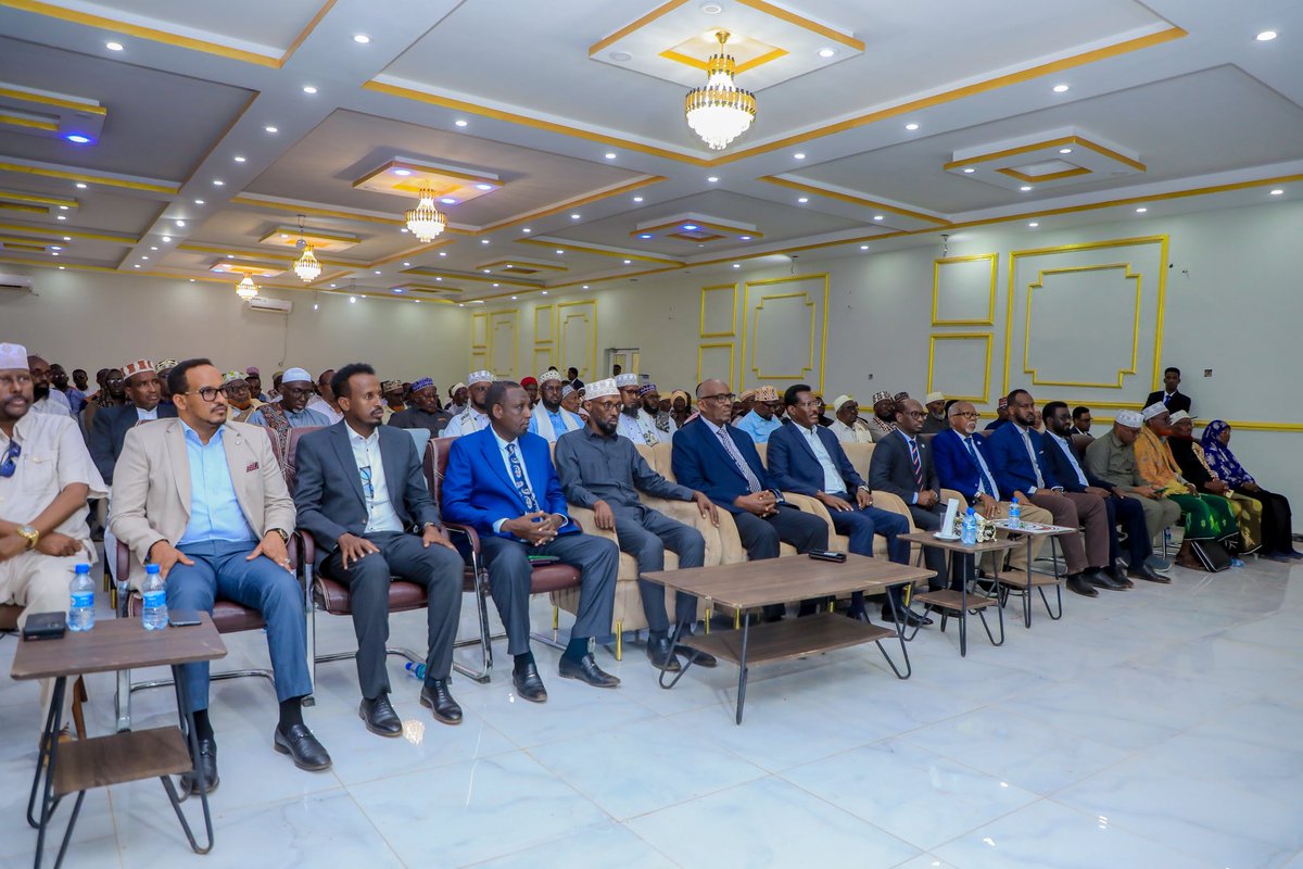 abdulahrob's tweet photo. Dhuusamareeb: Madaxwaynaha Dowladda Galmudug Axmed Cabdi Kaariye QoorQoor ayaa goordhaw Caasimadda Galmudug ka furay shir weyne lagu nabadeynayo beellaha walaalaha ah ee Cayr iyo Saleebaan, isla markaana lagu dhameynayo wax walba oo dhexdooda yaalay.#ILASOCO https://t.co/nNZzH09uJH