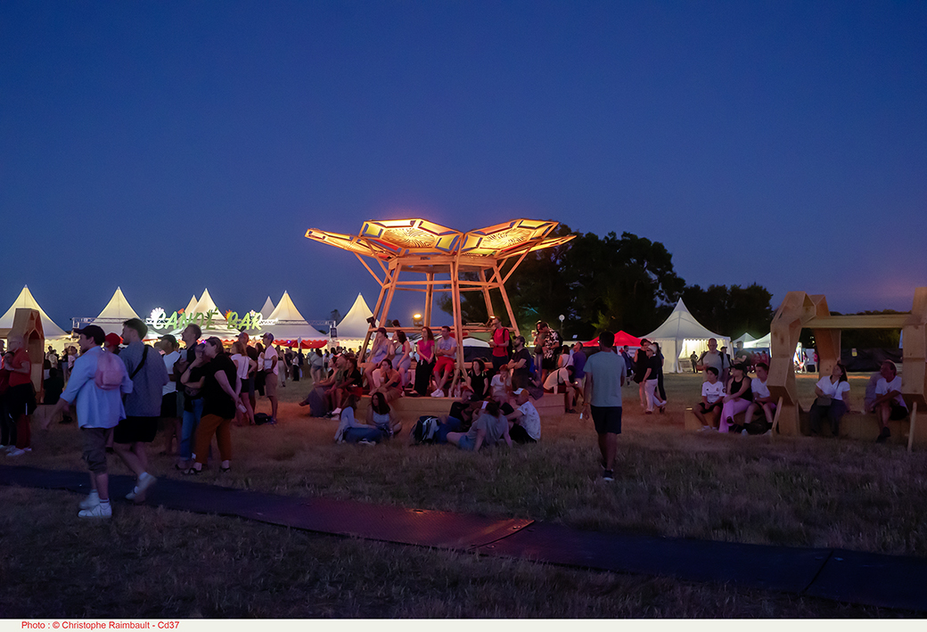 Prefet37's tweet image. #Sécurité | Terres du Son 2025 : un festival festif et maîtrisé 🎶☀️
Samedi 12 juillet, Pierre-Ange Savelli, sous-préfet et directeur de cabinet, s’est rendu au festival Terres du Son pour remercier les partenaires mobilisés et inviter les festivaliers à rester attentifs aux…