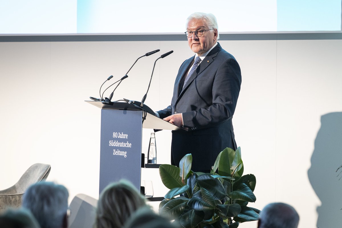 BPrSprecherin's tweet image. "Die Süddeutsche ist für mich so etwas wie eine Kosmopolitin aus München - elegant gekleidet, aber mit einer gewissen intellektuellen Lässigkeit, klug und kritisch, offen und neugierig, ironisch und schlagfertig. Bleiben Sie, was Sie sind!" BPr #Steinmeier zum 80. der @SZ