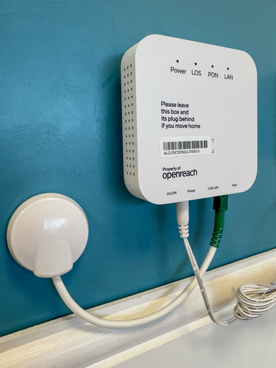 WeAreOpenreach's tweet image. Switching our &apos;fibre box&apos; casings to 85% recycled plastic is removing 100t of new plastic each year- the weight of eight double-decker buses! 🚍

With our engineers installing around 2 million ‘fibre boxes&apos; annually this is a big step forward to #LetsReachZero👣

#PlasticFreeJuly