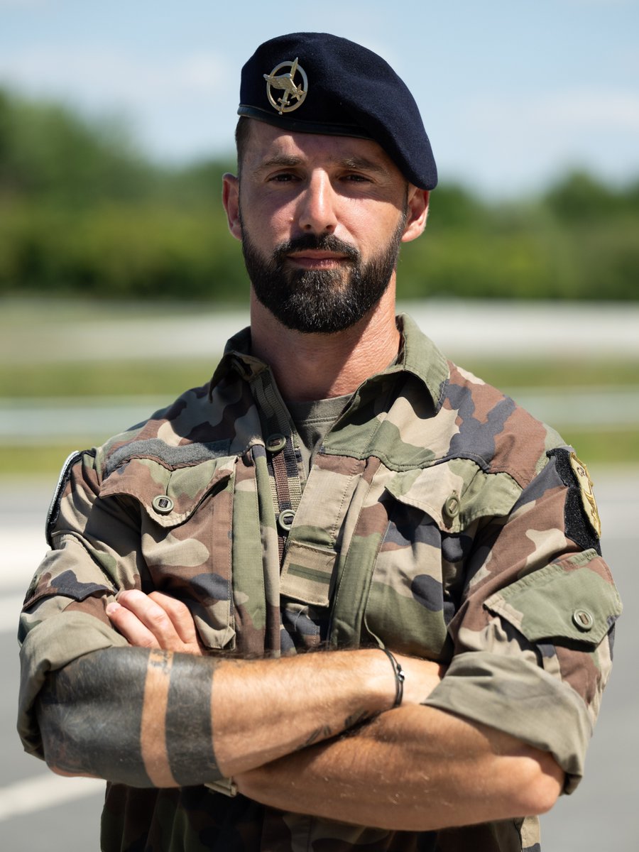 Armee_de_lair's tweet image. Découvrez un rôle méconnu mais essentiel : celui de l’adjudant Bertrand, régulateur du défilé du #14Juillet ! 🇫🇷🫡
Ni dans les rangs, ni sur un char, il est celui qui a assuré le rythme et la coordination du bloc des unités de la BA 115 d’Orange.
👉🔗 bit.ly/3Iw37yF