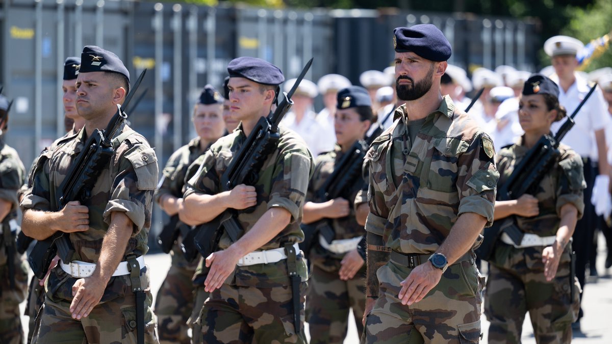 Armee_de_lair's tweet image. Découvrez un rôle méconnu mais essentiel : celui de l’adjudant Bertrand, régulateur du défilé du #14Juillet ! 🇫🇷🫡
Ni dans les rangs, ni sur un char, il est celui qui a assuré le rythme et la coordination du bloc des unités de la BA 115 d’Orange.
👉🔗 bit.ly/3Iw37yF