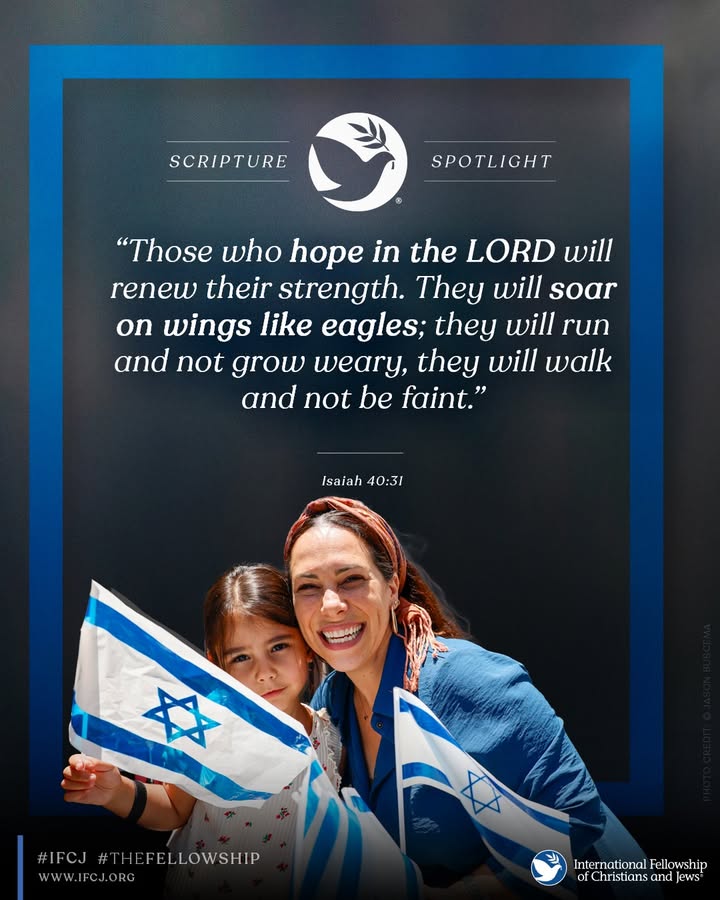 TheFellowship's tweet image. God promises us this:
“Those who hope in the Lord will renew their strength. They will soar on wings like eagles…” —Isaiah 40:31
Hope is more than wishful thinking.
It’s the power of the Lord that lifts our hearts.
He sees you. He loves you. He will carry you.
Let the Lord be…