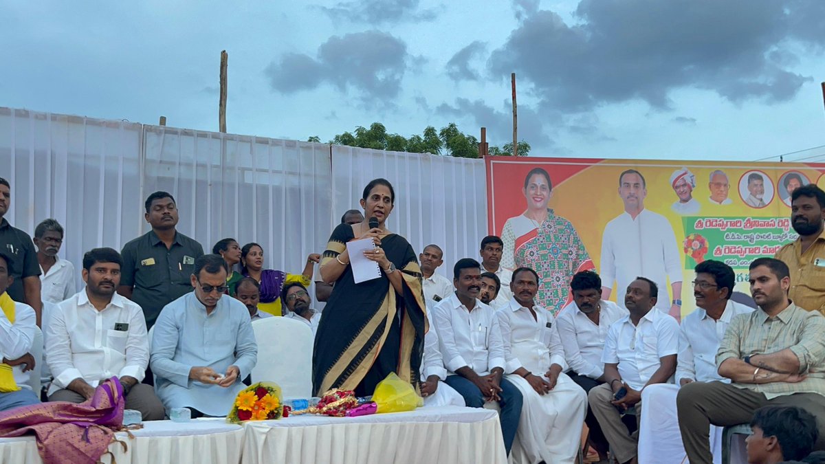 R_Madhavi_Reddy's tweet image. కడప నగరంలోని 2వ డివిజన్లో వైసీపీ నుండి టీడీపీ పార్టీలోకి చేరుతున్న సందర్భంగా నాయకులను, కార్యకర్తలను పొలిట్ బ్యూరో సభ్యులు కడప జిల్లా టీడీపీ అధ్యక్షులు రెడ్డెప్పగారి శ్రీనివాసరెడ్డి గారితో కలిసి టీడీపీ కండువా కప్పి పార్టీలోకి ఆహ్వానించడం జరిగింది.
#kadapa #TDPJoining…