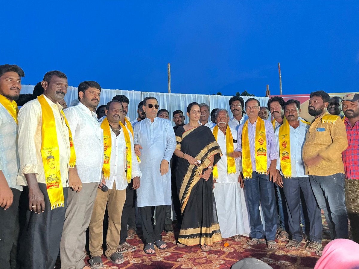 R_Madhavi_Reddy's tweet image. కడప నగరంలోని 2వ డివిజన్లో వైసీపీ నుండి టీడీపీ పార్టీలోకి చేరుతున్న సందర్భంగా నాయకులను, కార్యకర్తలను పొలిట్ బ్యూరో సభ్యులు కడప జిల్లా టీడీపీ అధ్యక్షులు రెడ్డెప్పగారి శ్రీనివాసరెడ్డి గారితో కలిసి టీడీపీ కండువా కప్పి పార్టీలోకి ఆహ్వానించడం జరిగింది.
#kadapa #TDPJoining…