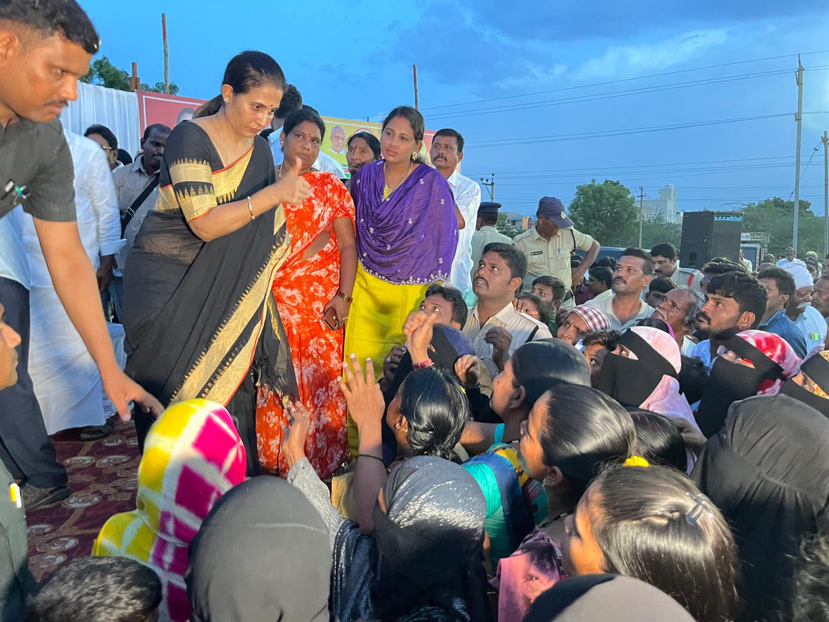 R_Madhavi_Reddy's tweet image. కడప నగరంలోని 2వ డివిజన్లో వైసీపీ నుండి టీడీపీ పార్టీలోకి చేరుతున్న సందర్భంగా నాయకులను, కార్యకర్తలను పొలిట్ బ్యూరో సభ్యులు కడప జిల్లా టీడీపీ అధ్యక్షులు రెడ్డెప్పగారి శ్రీనివాసరెడ్డి గారితో కలిసి టీడీపీ కండువా కప్పి పార్టీలోకి ఆహ్వానించడం జరిగింది.
#kadapa #TDPJoining…
