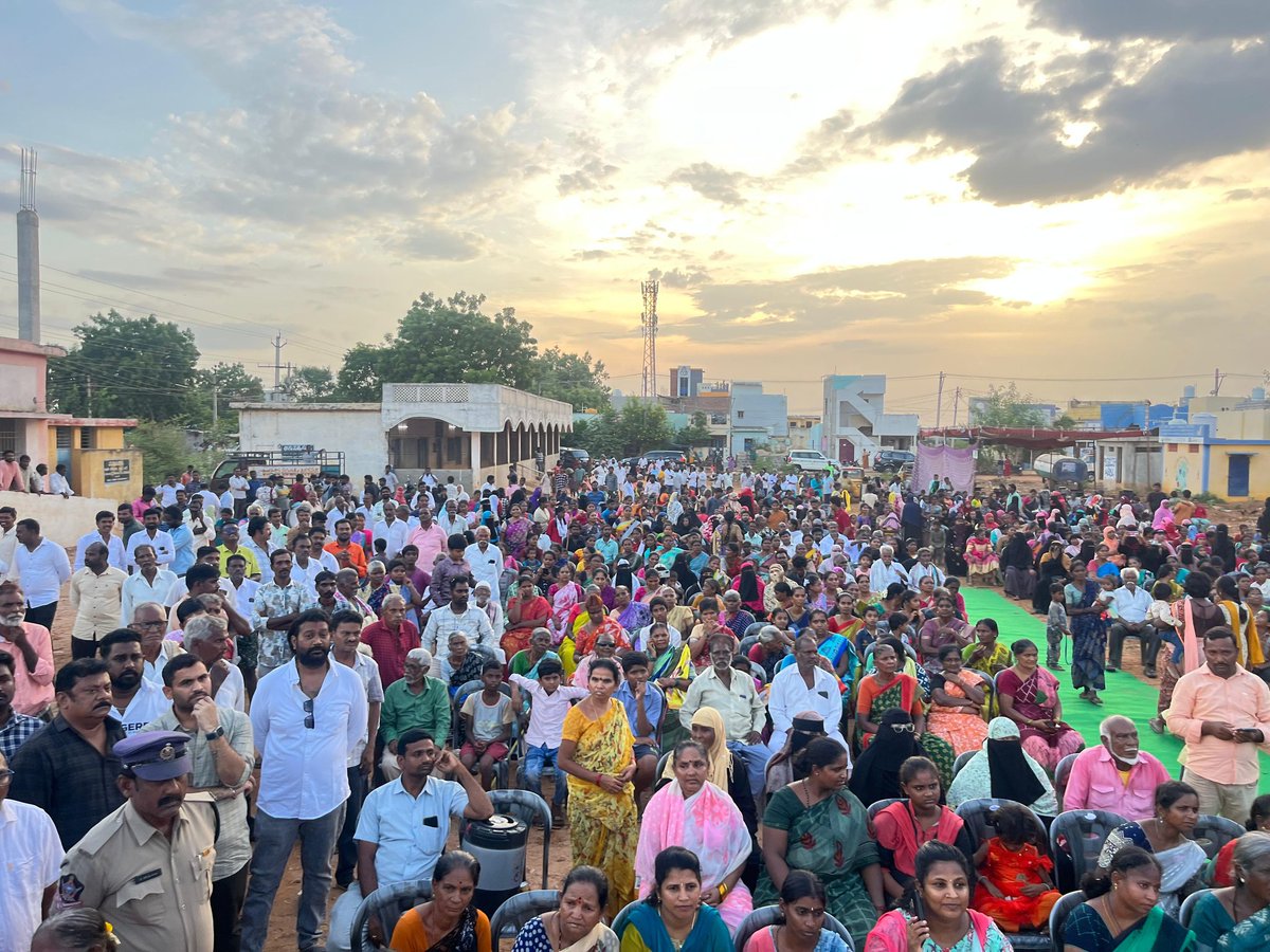 R_Madhavi_Reddy's tweet image. కడప నగరంలోని 2వ డివిజన్లో వైసీపీ నుండి టీడీపీ పార్టీలోకి చేరుతున్న సందర్భంగా నాయకులను, కార్యకర్తలను పొలిట్ బ్యూరో సభ్యులు కడప జిల్లా టీడీపీ అధ్యక్షులు రెడ్డెప్పగారి శ్రీనివాసరెడ్డి గారితో కలిసి టీడీపీ కండువా కప్పి పార్టీలోకి ఆహ్వానించడం జరిగింది.
#kadapa #TDPJoining…