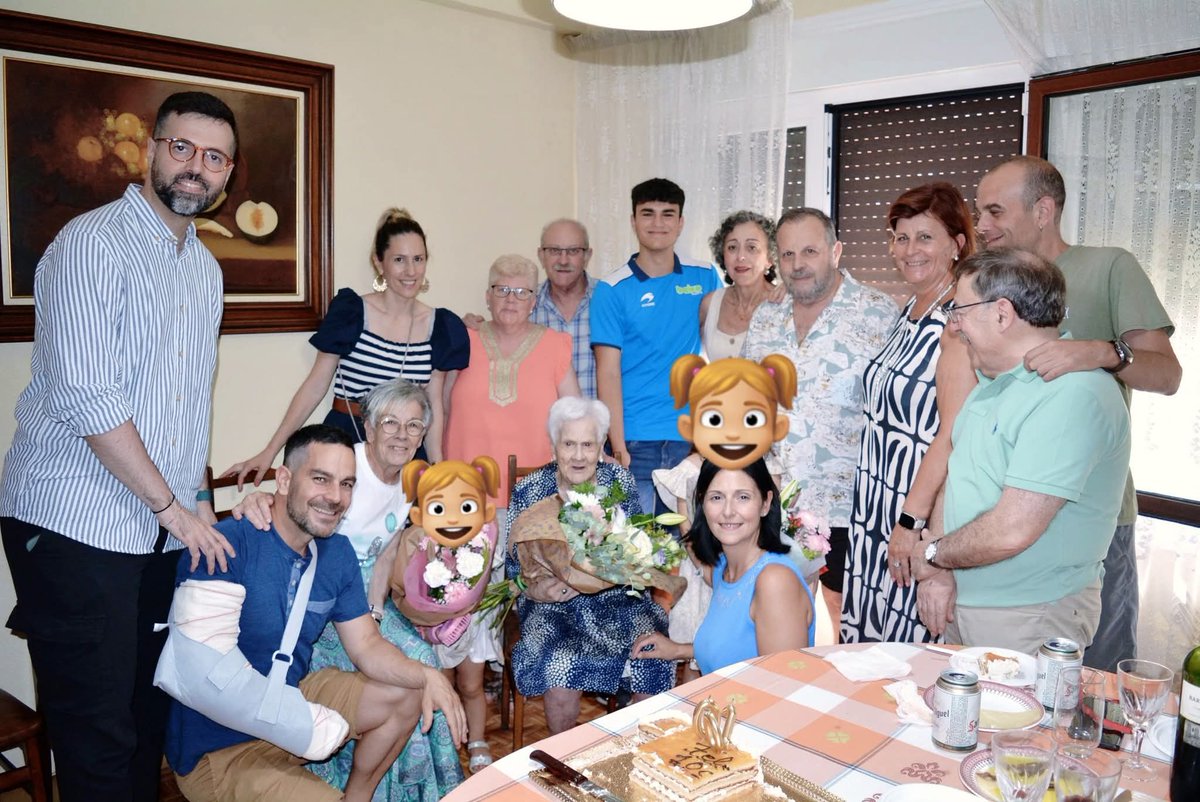 🎂 Bere familiaz inguratuta, gure auzokide Jesusa Álvarez Gómez Bere 100. urtebetetzea ospatzen árida gaur. Zorionak Jesusa! 

🎂 Rodeada de su familia, nuestra vecina Jesusa Álvarez Gómez está celebrando hoy su cumpleaños número 100. ¡Muchas felicidades Jesusa!
