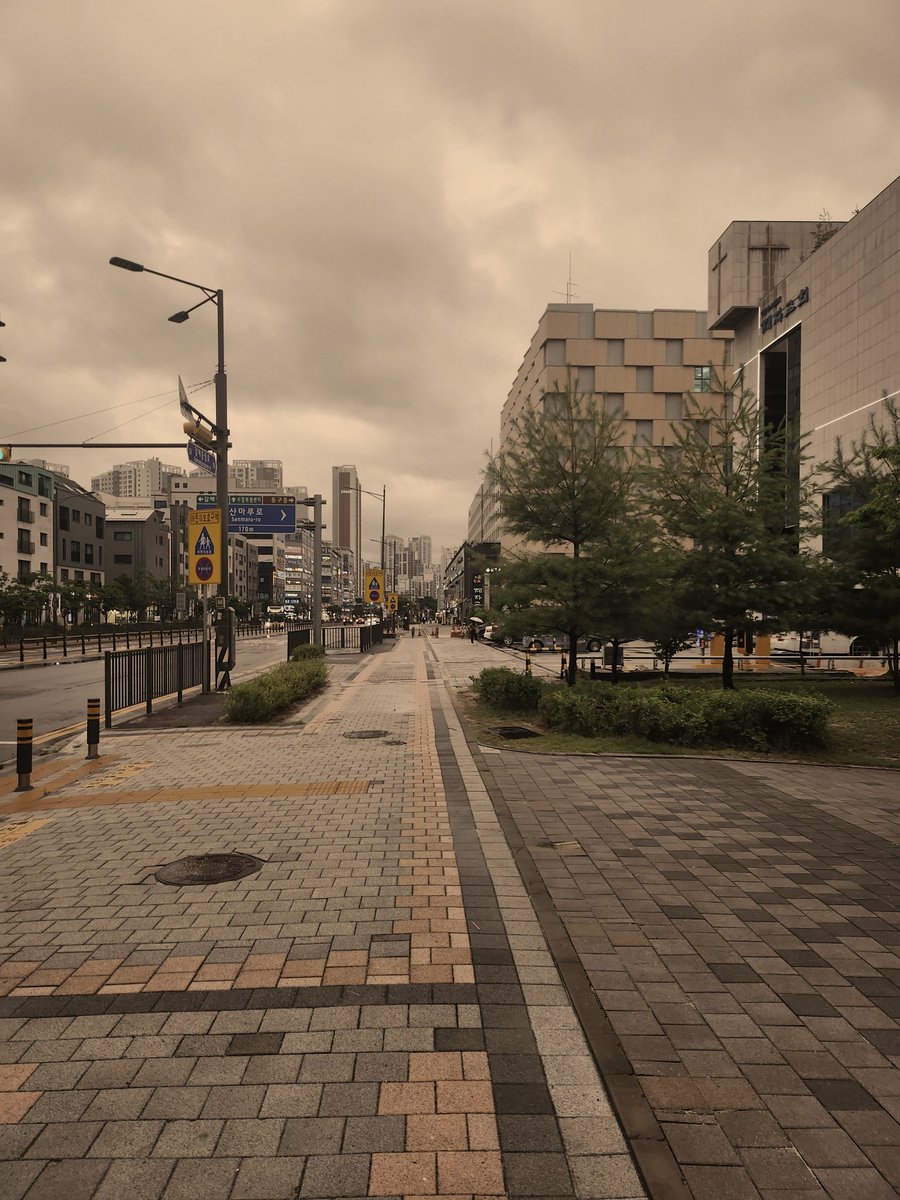 누가 지구에 세피아 필터 켜놨냐.