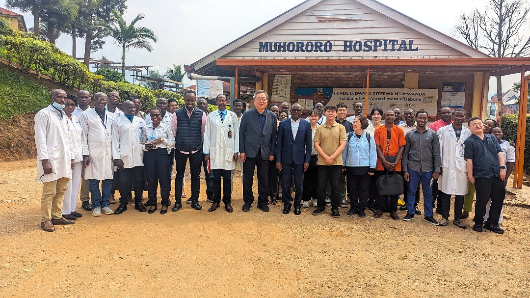 Umuyobozi w'Akarere ka Ngororero, bwana <a href="/cnkusi20/">Nkusi Christophe</a>  yakiriye ku Bitaro by'Akarere bya Muhororo, itsinda ryo mu Kigo Nya-Koreya gitera Inkunga Serivisi z’Ubuzima (KOFIH) n’intumwa za  <a href="/RwandaHealth/">Ministry of Health | Rwanda</a>