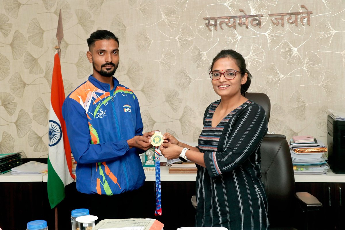 શ્રી ભરત રાઠવા,પોખરા,નેપાળ ખાતે યોજાયેલ ઈન્ટરનેશનલ ગેમ્સ-૨૦૨૫ એથલેટિકમાં ભાલા ફેક ઇવેન્ટમાં ૭૦.૨૫ મીટર શ્રેષ્ઠ થ્રો કરી ગોલ્ડ મેડલ હાંસલ કર્યો હતો.આંતરરાષ્ટ્રીય કક્ષાએ ગૌરવ વઘારવા બદલ જિલ્લા વહીવટીતંત્ર દ્વારા અભિનંદન તેમજ શુભકામનાઓ પાઠવવામાં આવી <a href="/PMOIndia/">PMO India</a> <a href="/CMOGuj/">CMO Gujarat</a> <a href="/sportsgujarat/">Gujarat Sports SAG</a>