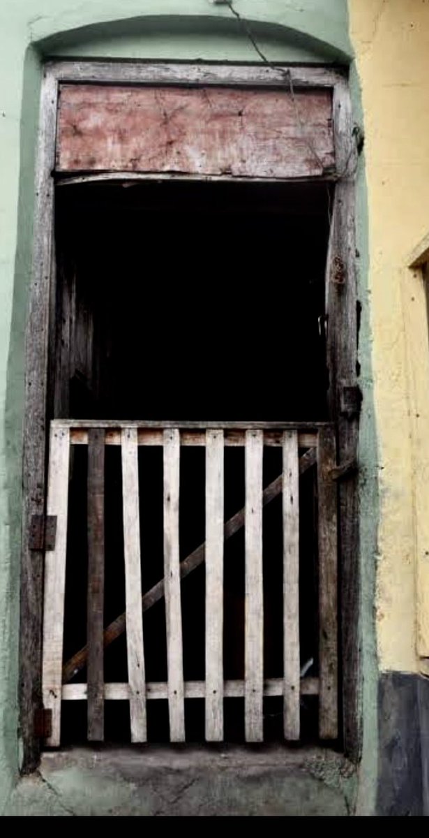 AdejokeEwaede's tweet image. I know you understand yorùbá, but I am not sureyou know what this DOOR is called in yorùbá.
Swipe left to see a clearer pics 😂
#10,000 is here for the first person to answer correctly.
Yorùbá dùn, ẹwà púpò̩ n bẹ nínú ède yorùbá🥰