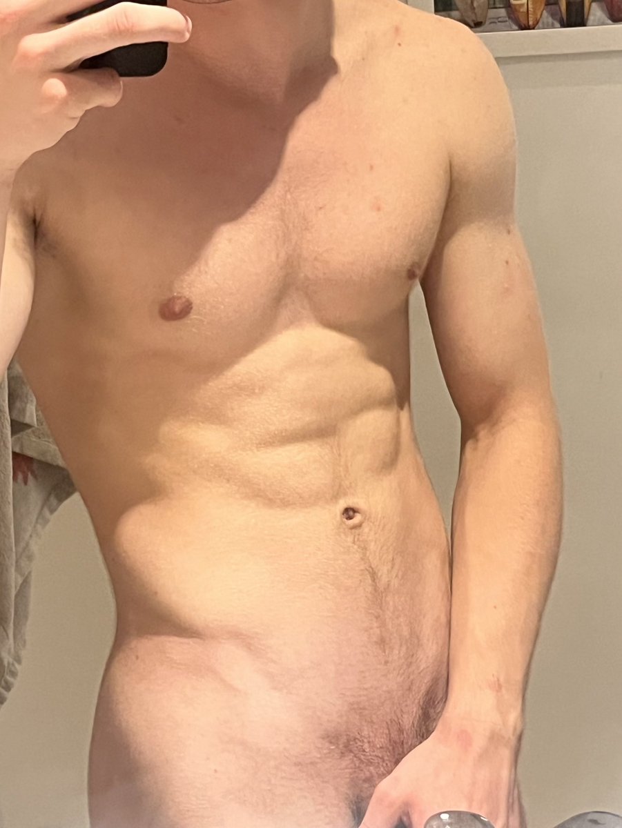 Je sais que t’as envie de la voir 😏 rt si tu veux la bite de ton maître dans tes dm