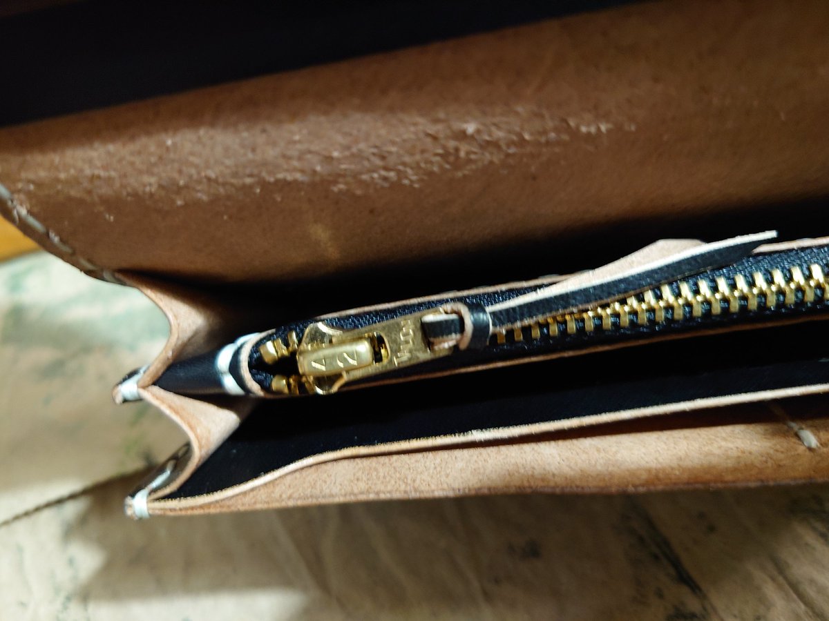 two441's tweet photo. ロングウォレット完成
#レザークラフト　#42タロン
#丘染め　#244leathercraft https://t.co/CXujQFiCoG