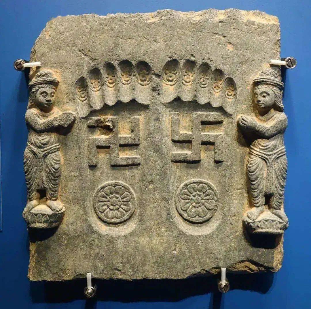 Indo__Aryan's tweet image. An Indian relief sculpture depicting the footprint with Swastika symbol, Pakistan Museum