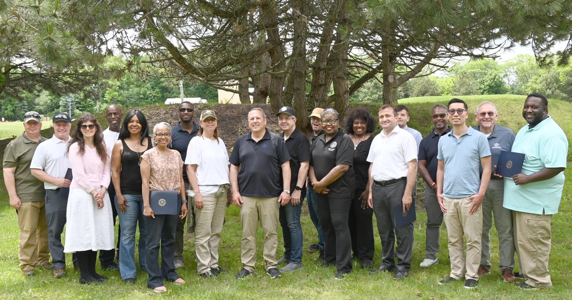 FBIChicago's tweet image. FBI Chicago recently hosted the graduation ceremony for our 2025 Citizens Academy (CA) class! CA gives business, religious, civic, & community leaders an inside look at the FBI. To learn more & indicate your interest participating in a future class, visit fbi.gov/contact-us/fie…