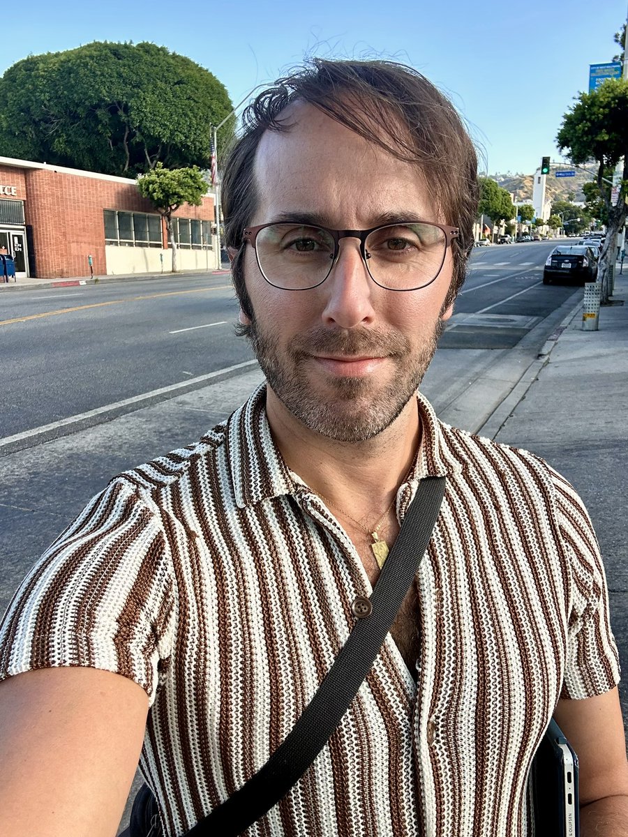 jeffconway's tweet image. As I walked by a man on the street just now, he asked me, “Are you Ryan Reynolds’ little brother?”
I’ll take it… 👌 cc: @VancityReynolds