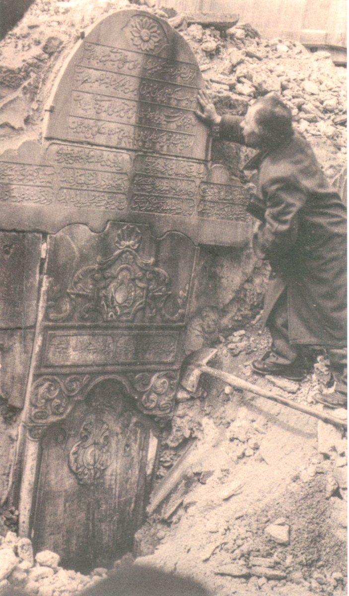 Merhum Server Revnakoğlu menderes yıkımları neticesinde yok olan,Hatice sultan çeşmesini not alırken,kendisi de biliyordu aslında not aldığı bir çeşmeden ziyade yitip giden mirasımız'dı