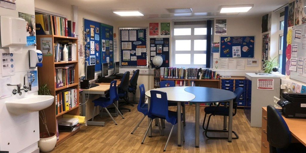 EPUTNHS's tweet image. Ofsted has praised one of our education departments as a “school where kindness shapes daily life”.
The Poplar Therapeutic Education Department supports young people who are receiving inpatient mental health care at Rochford Hospital.
Read more at ow.ly/5WxG50WrhmI