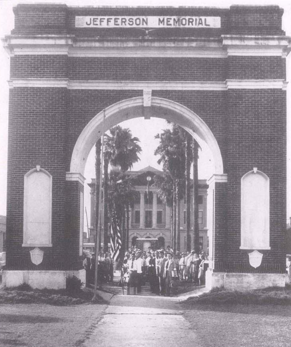 JeffParishGov's tweet image. A look at #JeffersonParish over the past 200 years: Men pausing under the Memorial Arch in Gretna to remember those who fell in WWI before joining the Army during WWII (1942) #TBT #JP200