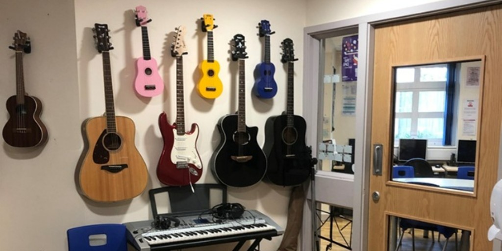 EPUTNHS's tweet image. Ofsted has praised one of our education departments as a “school where kindness shapes daily life”.
The Poplar Therapeutic Education Department supports young people who are receiving inpatient mental health care at Rochford Hospital.
Read more at ow.ly/5WxG50WrhmI